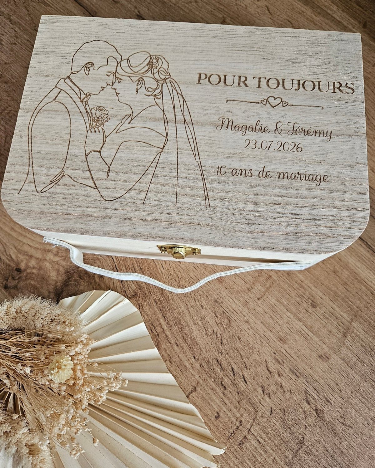 Engraved wooden keepsake box with a wedding couple illustration and personalized French text.