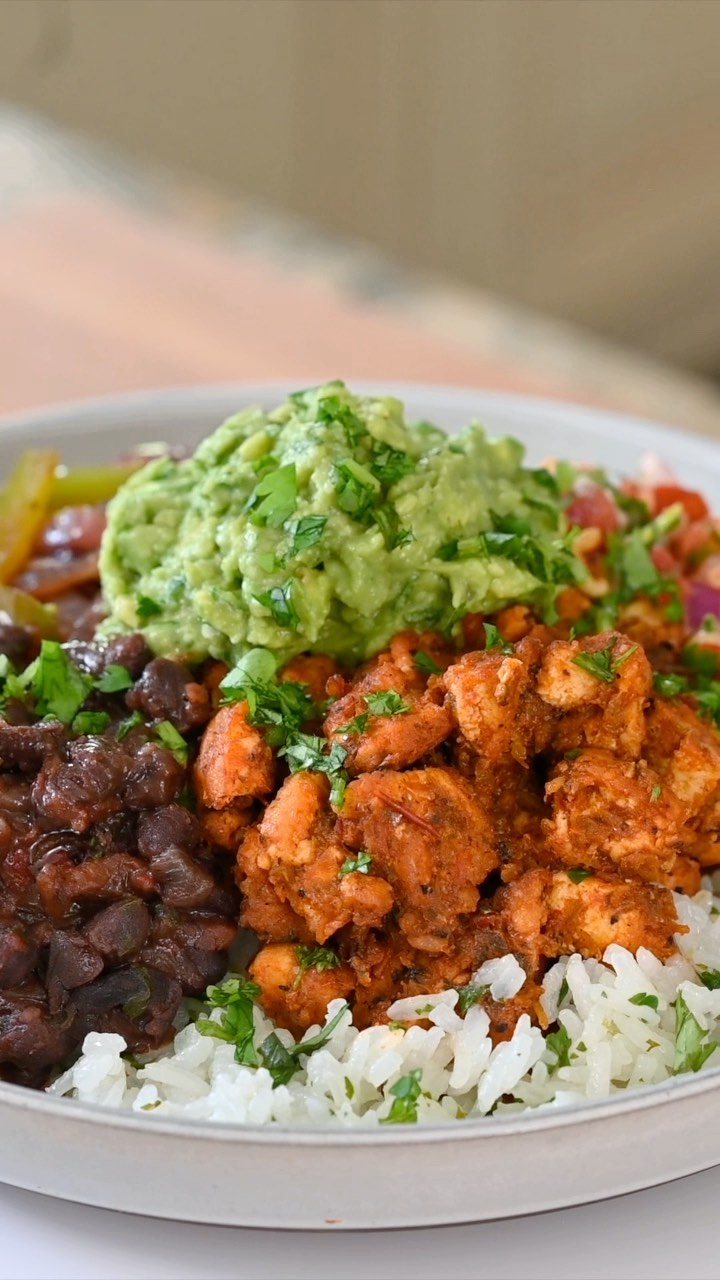 19 School Lunch Ideas for Real Mornings 14 A burrito bowl with rice, black beans, seasoned chicken, and guacamole topped with cilantro.
