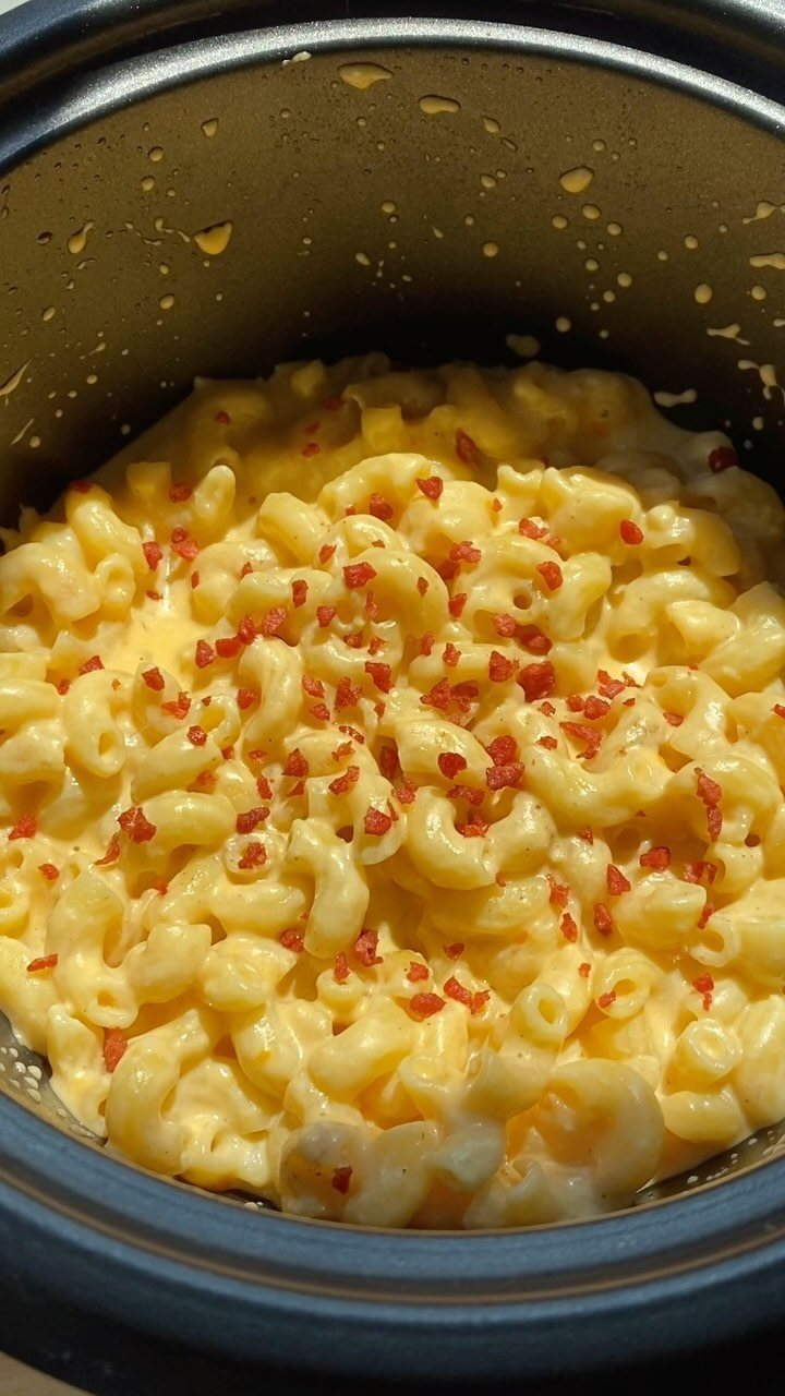 19 School Lunch Ideas for Real Mornings 3 Macaroni and cheese with red pepper flakes inside a dark cooking pot.