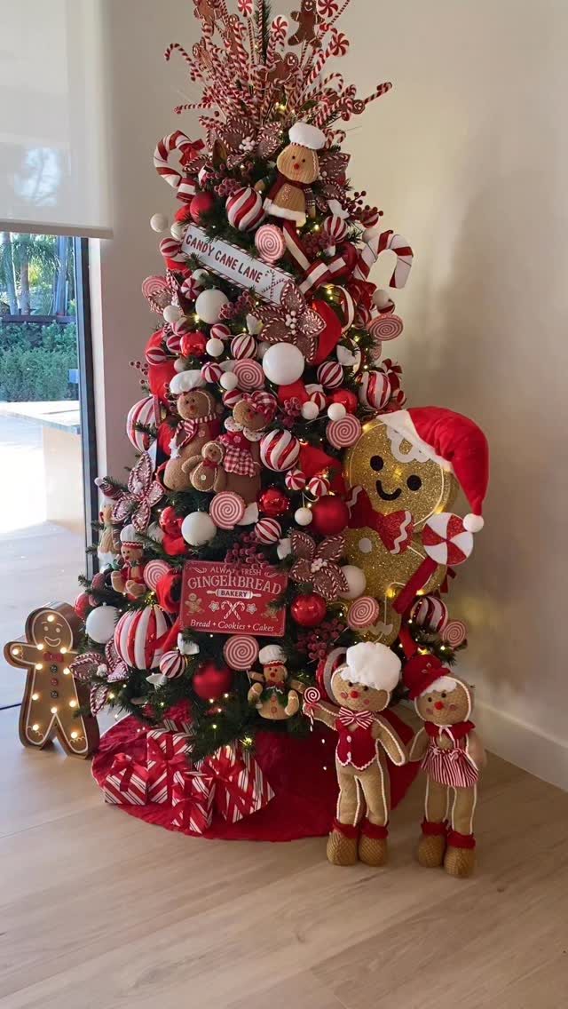 Candy Cane Themed Party: 9 Ideas for Decor and Desserts 1 A Christmas tree decorated with candy canes, gingerbread men, and red and white ornaments.