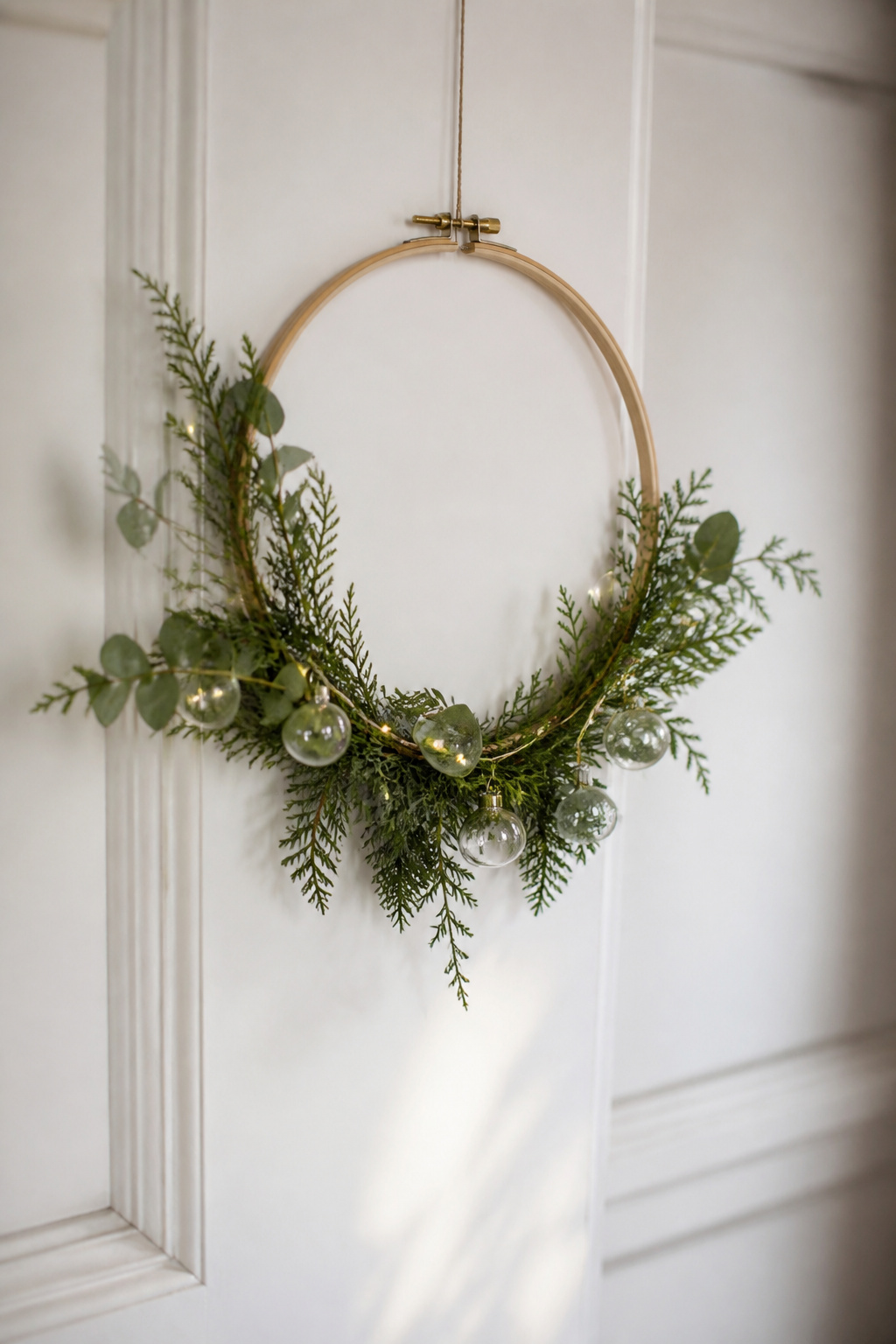 30 DIY Christmas Wreath Ideas for 2026 Front Doors 24 A wreath made from a wooden embroidery hoop and decorative elements.