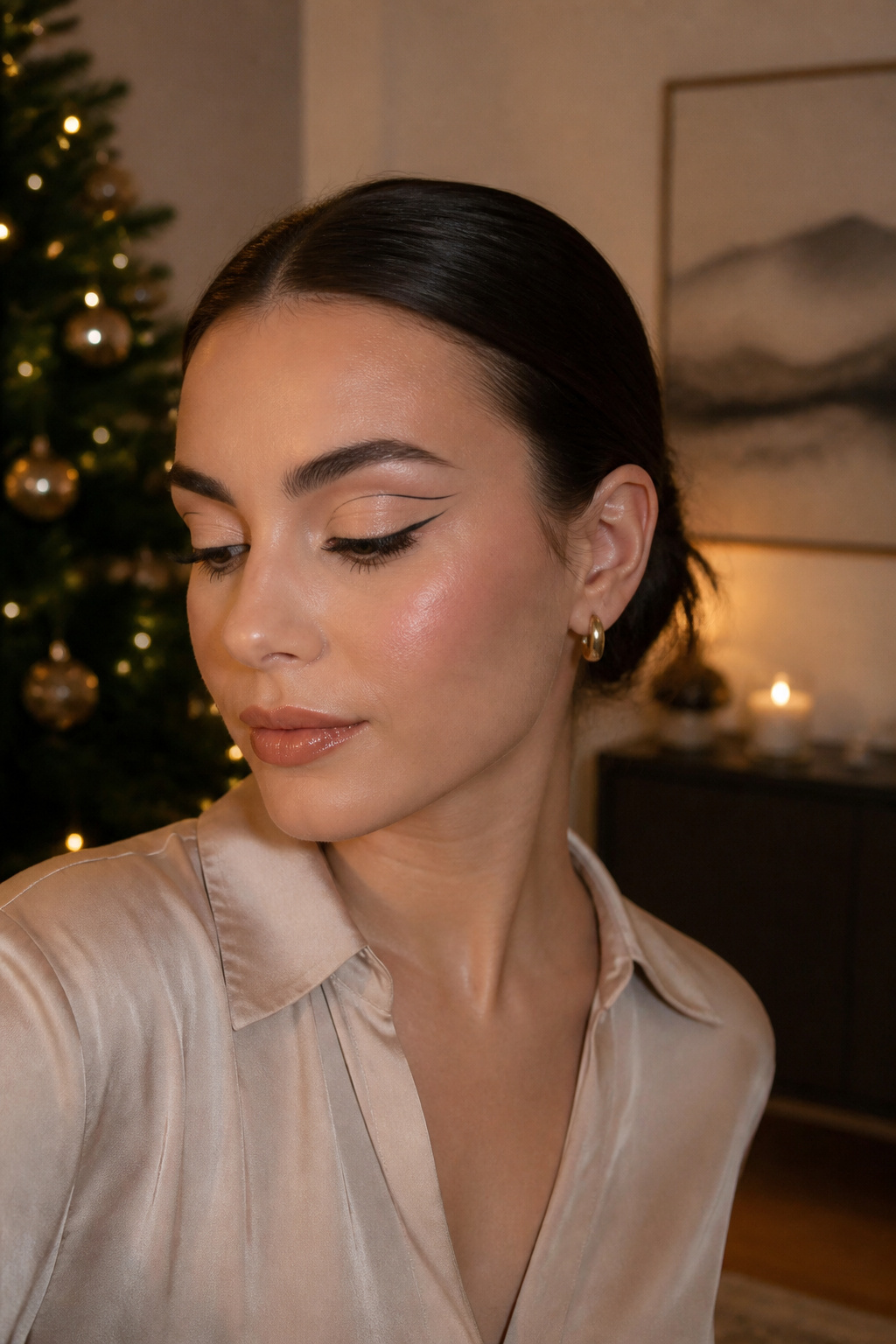 26 Christmas Eye Makeup Ideas for the 2026 Holiday Season 9 A model showcasing nude eyeshadow with sharp graphic liner.